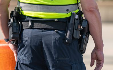 In Hessen gehört zur Polizeiausrüstung neuerdings auch eine Elektroschockpistole. Foto: CLS Digital Arts | Shutterstock.com