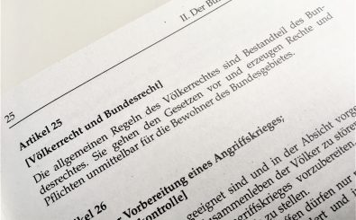 Artikek 25 des Grundgesetzes. Foto: Rabea Schloz / detektor.fm