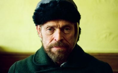 Er sagt, er hätte sich das Ohr selbst abgeschnitten. Willem Dafoe als Vincent van Gogh. Bild: „Van Gogh – An der Schwelle zur Ewigkeit“ | DCM Filmdistribution