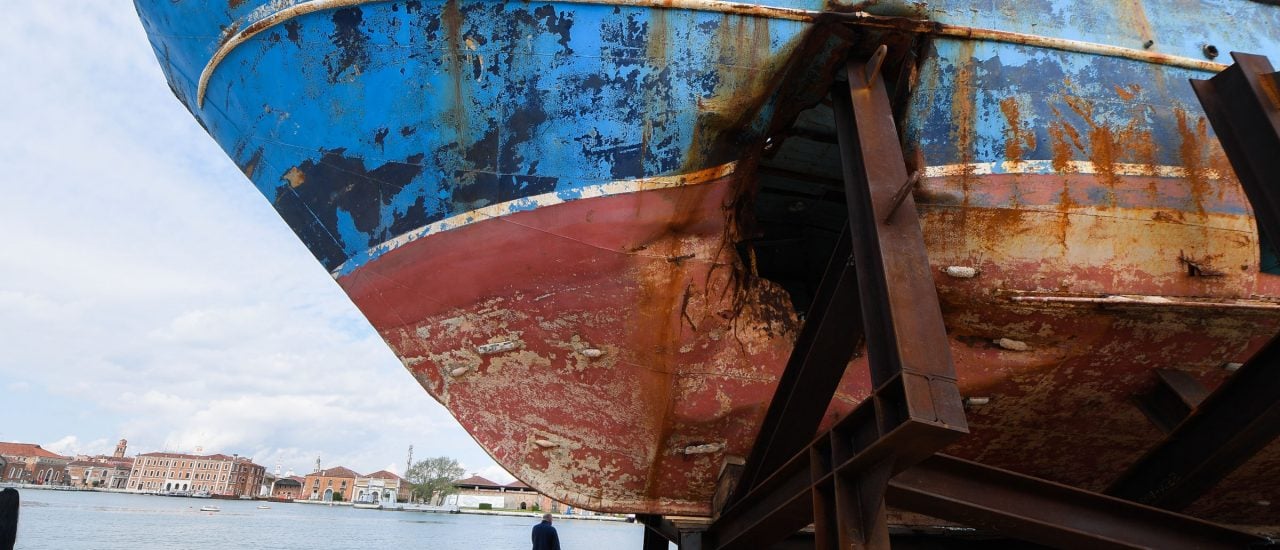 Das Kunstwerk „Barca Nostra“ von Christoph Büchel. Als das Fischerboot 2015 während der Überfahrt nach Europa sank, starben Hunderte Migranten. Foto: Tiziana Fabi | AFP
