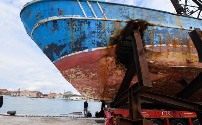 Das Kunstwerk „Barca Nostra“ von Christoph Büchel. Als das Fischerboot 2015 während der Überfahrt nach Europa sank, starben Hunderte Migranten. Foto: Tiziana Fabi | AFP