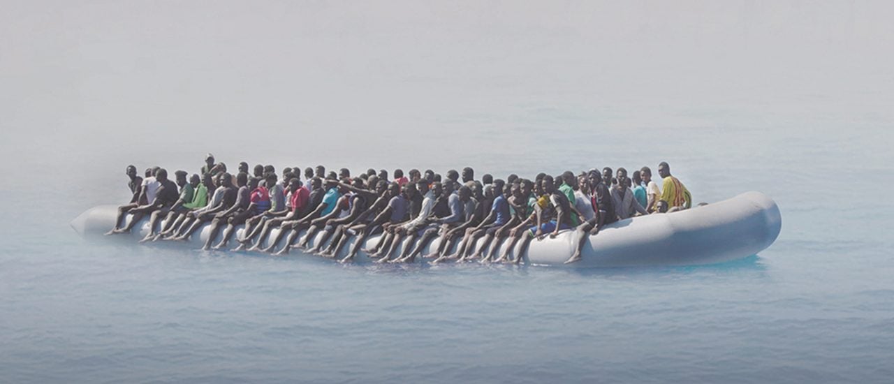 Ein Boot voller Menschen, die zu ertrinken drohen. Bild: Die Mission der Lifeline | @Ravir Film