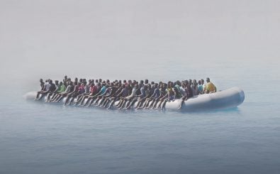Ein Boot voller Menschen, die zu ertrinken drohen. Bild: Die Mission der Lifeline | @Ravir Film