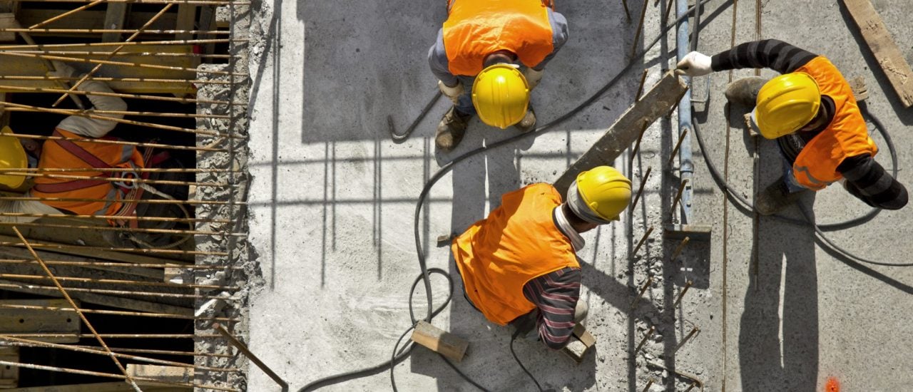 Es wäre eine Amtspflichtverletzung, wenn ein Beamter eine Baugenehmigung ohne ausführliche Prüfung erteilt. Foto: Emre Ucarer | shutterstock.com