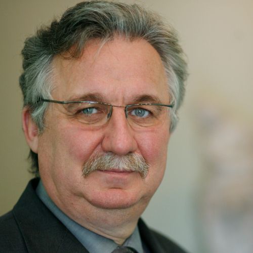 Dr. Helmut Loos - ist Professor für historische Musikwissenschaft an der Universität Leipzig.