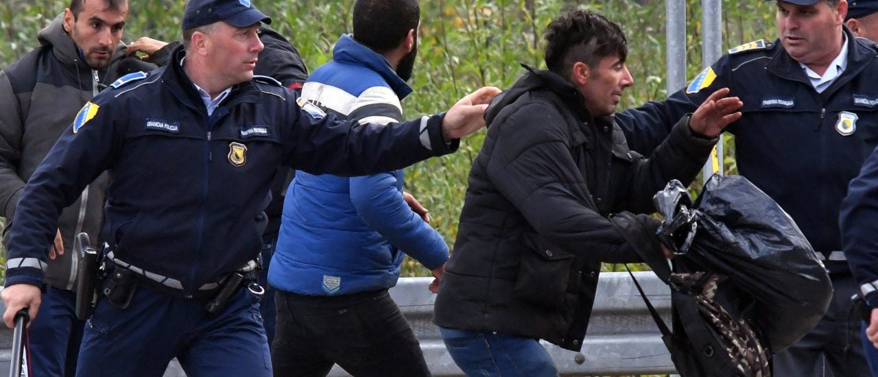 Beamte an der bosnisch-kroatischen Grenze stehen wegen illegaler Abschiebungen erneut in der Kritik. Foto: Elvis Barukcic | AFP