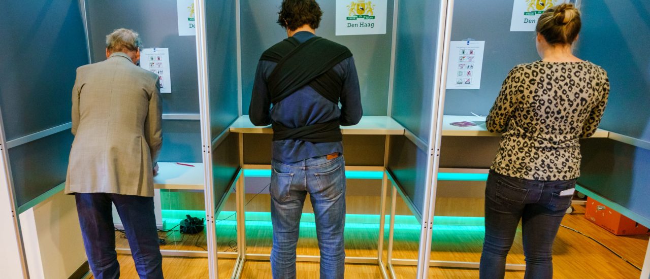 Wähler in den Niederlanden geben ihre Stimme ab. Foto: Robin van Lonkhuijsen | AFP