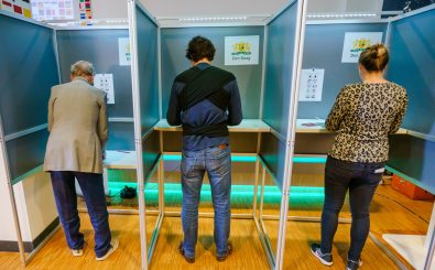 Wähler in den Niederlanden geben ihre Stimme ab. Foto: Robin van Lonkhuijsen | AFP