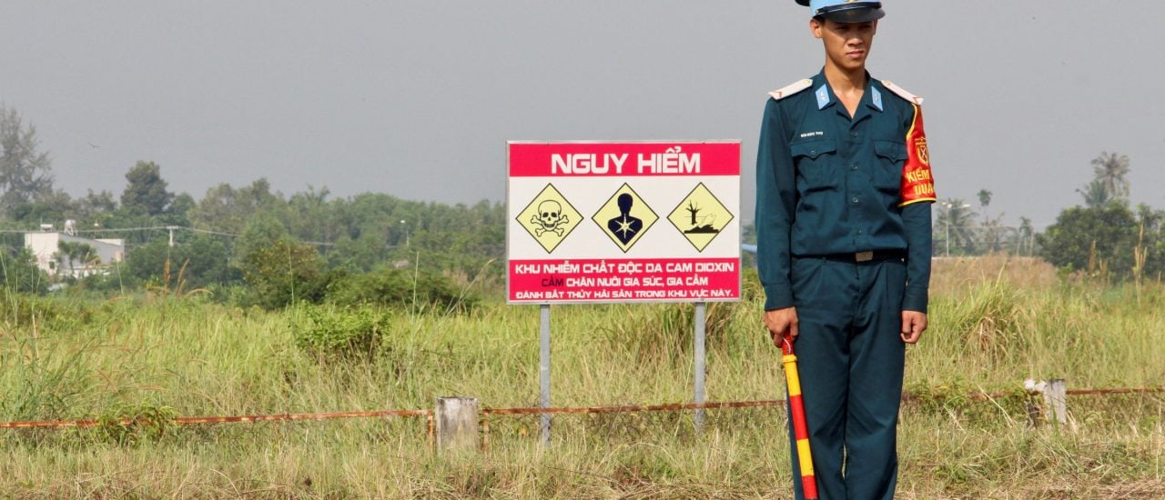 Ein vietnamesischer Soldat bewacht das Gebiet um Bien Hoa, das mit Dioxin kontaminiert ist. Foto: AFP | Thomas Watkins
