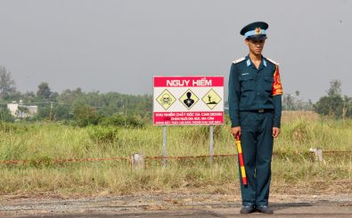 Ein vietnamesischer Soldat bewacht das Gebiet um Bien Hoa, das mit Dioxin kontaminiert ist. Foto: AFP | Thomas Watkins