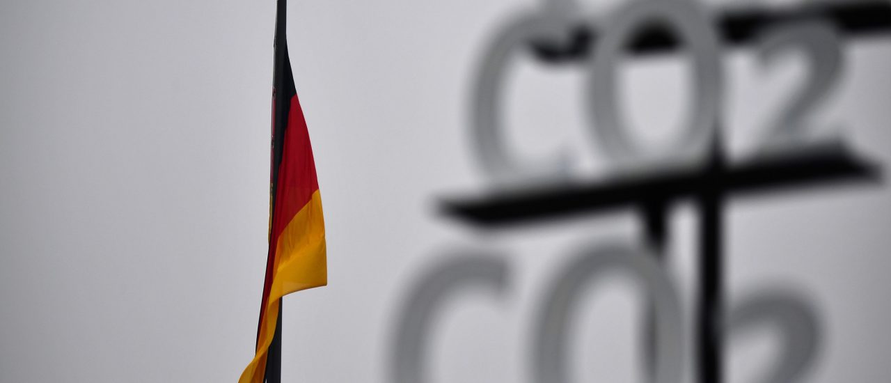 In Deutschland wird über eine Besteuerung von CO2 diskutiert. Doch sie kommt zu spät und ist zu niedrig, meint Inken Behrmann im Gespräch. Foto: Tobias Schwarz | AFP