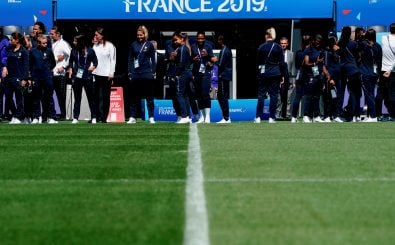 Französische Spielerinnen betreten das Stadion Parc au Prince in Paris. Foto: AFP | Lionel Bonaventure