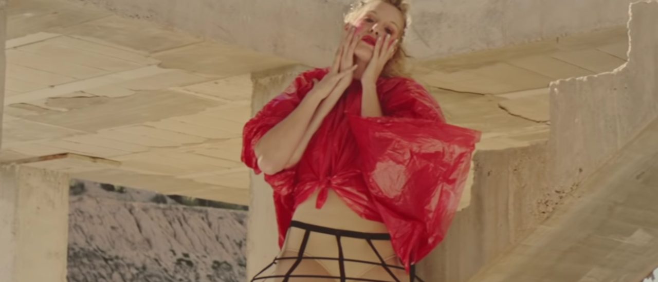 Im Musikvideo von „Fire“ bricht Lulu Schmidt mit den Vorstellungen der Zuschauer. Foto Screenshot | Youtube