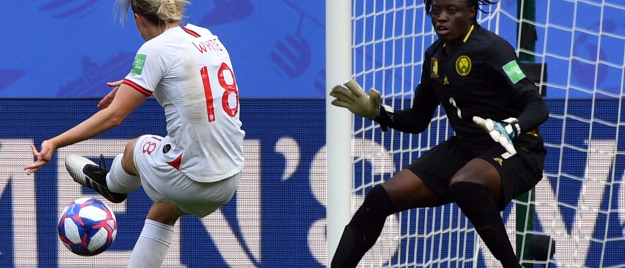 Die englische Stürmerin Ellen White beim Torabschluss im Achtelfinal-Spiel gegen Kamerun Foto: Philippe Huguen | AFP