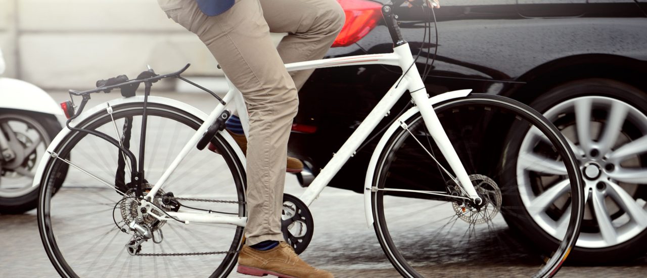 Radfahrer in der Stadt sind oft gefährdet. Foto: Connel | Shutterstock