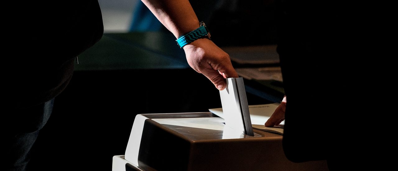 Eine Wählerin wirft ihre Wahlunterlagen in die Urne. Foto: Sascha Schuermann / AFP