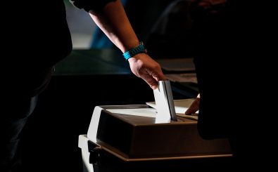 Eine Wählerin wirft ihre Wahlunterlagen in die Urne. Foto: Sascha Schuermann / AFP