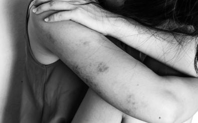 Wenn Menschen häusliche Gewalt erfahren, kann Unterstützung aus der Nachbarschaft eine erste Hilfe sein. Foto: Yupa Watchanakit | Shutterstock