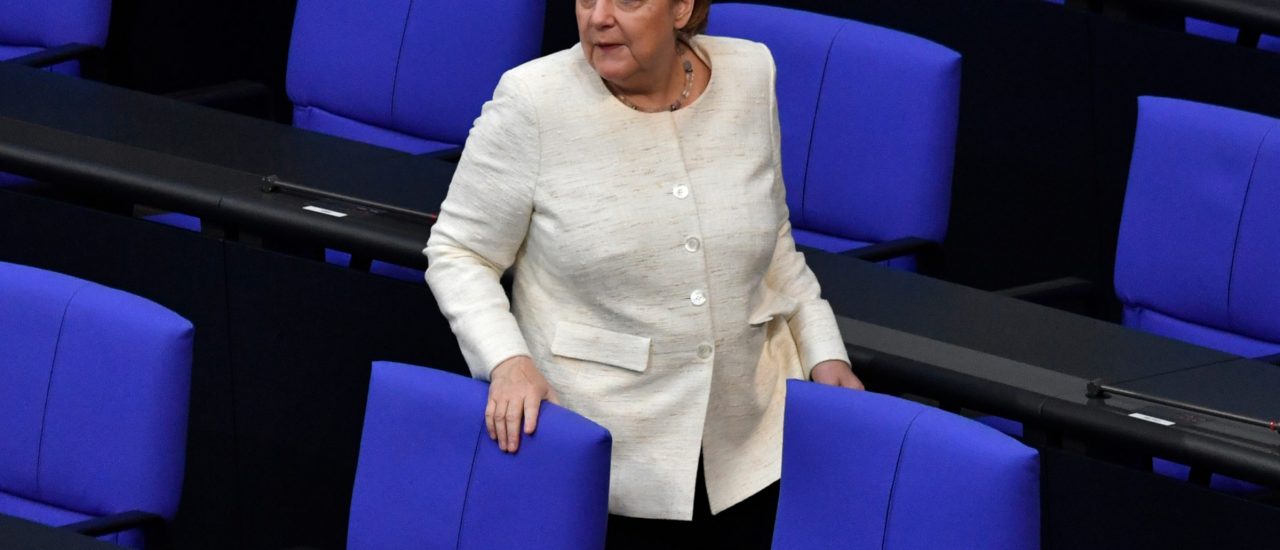 Bundeskanzlerin Angela Merkel auf der Regierungsbank im Bundestag. Foto: John MacDougall / AFP