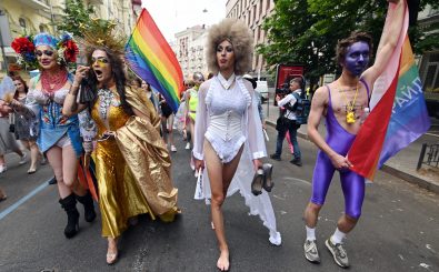 Über 8.000 Menschen liefen vergangenen Juni in Kiew, Ukraine bei der jährliche Gay Pride Parade mit. Rechtsnationalistische Aktivisten und Aktivistinnen protestierten dagegen. Foto: AFP | Genya Savilov
