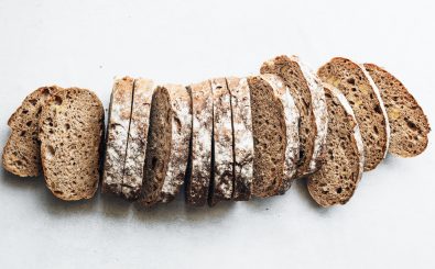 Gutes Brot braucht nicht viel: Mehl, Wasser und Salz und vor allem Geduld. Foto: Louise Lyshoj | unsplash.com