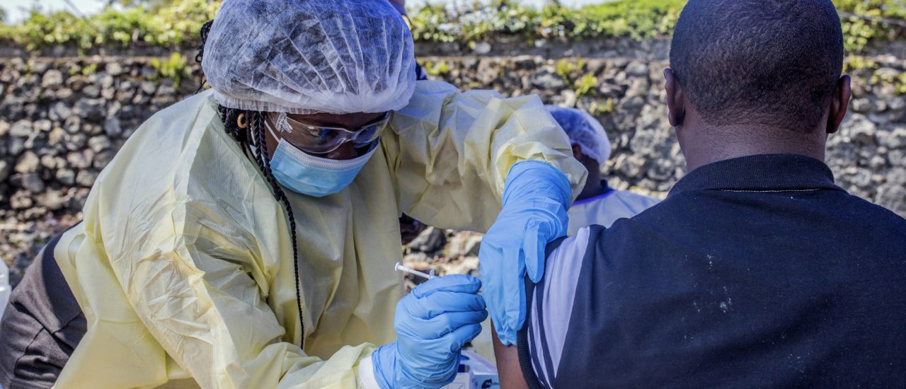 Ein Mann erhält einen Impfstoff gegen Ebola. Im Kongo wurde wegen der Krankheit der Gesundheitsnotstand ausgerufen. Foto: Pamela Tulizo | AFP