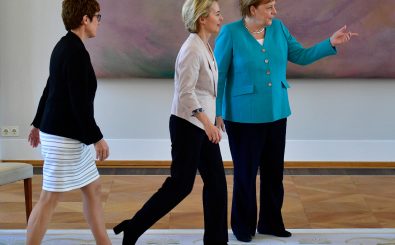 Merkel, von der Leyen und Kramp-Karrenbauer bei der Vereidigung der neuen Verteidigungsministerin. Foto: John MacDougall | AFP