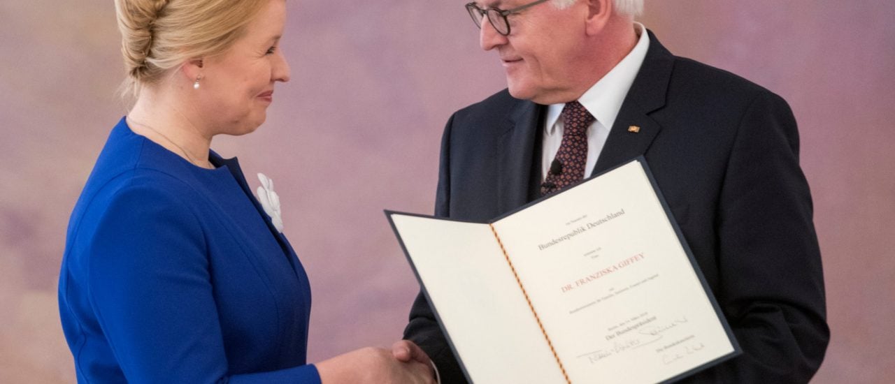 Bundespräsident Frank-Walter Steinmeier überreicht Ministerin Franziska Giffey ihre Urkunde. Foto: Odd Andersen | AFP