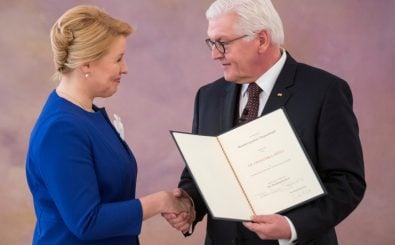 Bundespräsident Frank-Walter Steinmeier überreicht Ministerin Franziska Giffey ihre Urkunde. Foto: Odd Andersen | AFP
