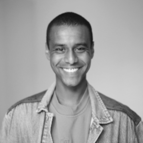 Tarik Tesfu - engagiert sich online gegen Rassismus und Homophobie.