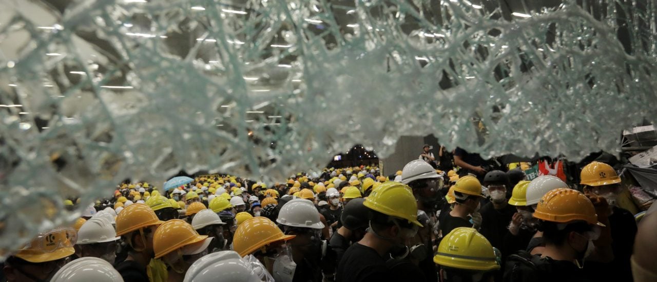 In Hongkong durchbrachen Demonstranten Zäune und eine Glasfront, um das Parlament zu stürmen. Foto: Vivek Prakash | AFP Forum
