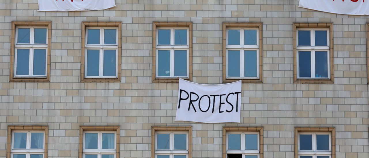 Auch die Bewohner in der Karl-Marx-Allee protestieren gegen den Verkauf der Wohnungen. Foto: Odd Andersen | AFP