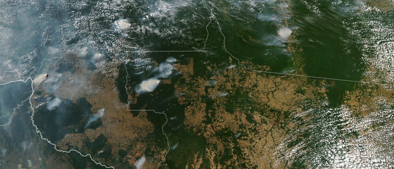 Die Brandherde im Amazonas-Regenwald sind vom All aus erkennbar. Foto: Lauren Dauphin | HO / NASA Earth Observatory | AFP