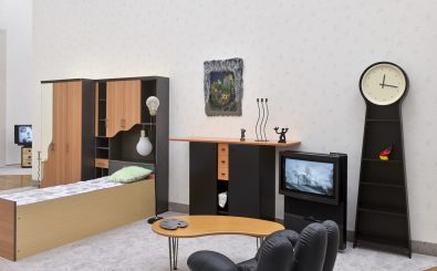 Henrike Naumann verwendet in ihren Installationen immer wieder Möbel aus den 90ern, so wie in der Installation „Hundertwasser“, hier fotografiert 2018 im Museum Abteiberg in Mönchengladbach. | Foto: Achim Kukelies
