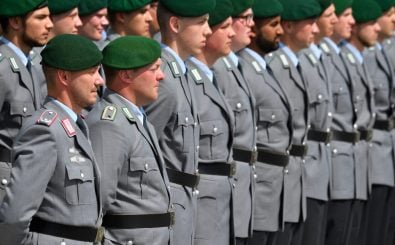 Neue Rekruten der Bundeswehr. Foto: John MacDougall / AFP