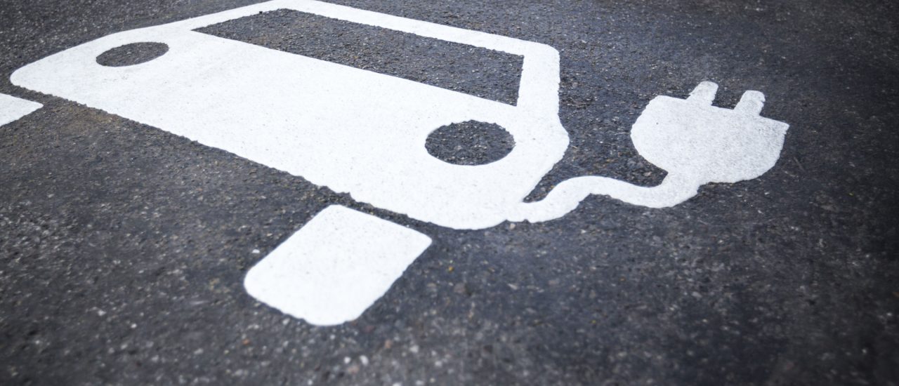 Nicht nur mehr Elektroautos sind im Zuge der Verkehrswende geplant. Auch die Anzahl der Ladestationen soll stark erhöht werden. Foto: moreimages | shutterstock.com