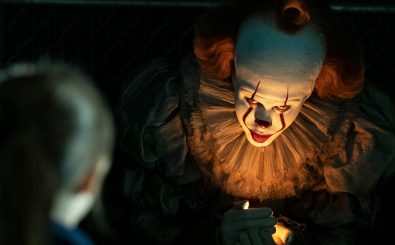 Auch in diesem Film spielt Bill Skarsgård wieder den Horror-Clown Pennywise. Bild: Es: Kapitel 2 | Warner Bros.