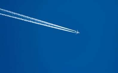 Immer mehr Unternehmen bieten die CO2-Kompensation von Flügen an. Greenwashing oder Klimaschonend? Foto: | Pises Tungittipokai / Shutterstock