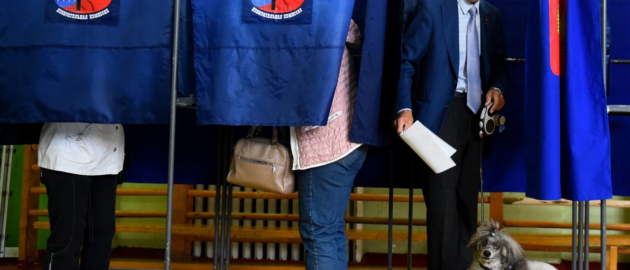 Nur wenige Wahlberechtigte haben bei den russischen Regionalwahlen ihr Stimmrecht wahrgenommen. Foto: Olga Maltseva | AFP
