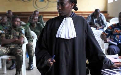 Eine Szene aus dem Film „The Prosecutors“: Die kongolesische Staatsanwältin Amani Kahatwa setzt sich für die Opfer von sexueller Gewalt ein. Bild: The Prosecutors | Human Rights Film Festival Berlin