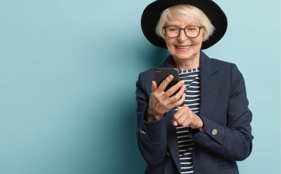 Das richtige Smartphone kann für Senioren eine große Bereicherung sein. WAYHOME studio | shutterstock.com