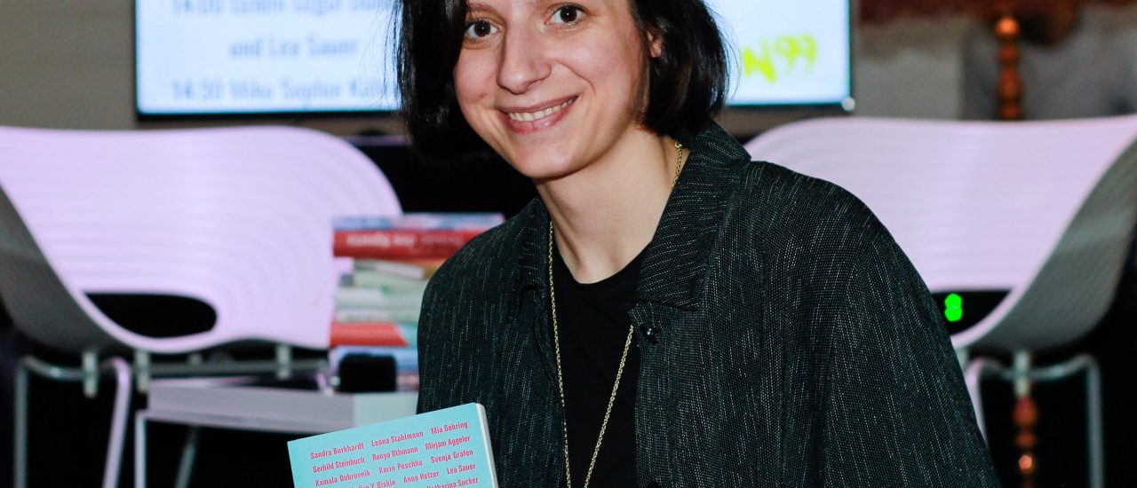 Lea Sauer ist Mit-Herausgeberin und eine von dreißig Autorinnen von „Flexen. Flâneusen schreiben Städte“. Foto: Kati Zubek | detektor.fm