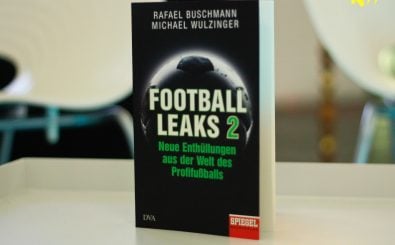 Das neue Buch von Rafael Buschmann und Michael Wulzinger: „Football Leaks 2“. Foto: Kati Zubek | detektor.fm