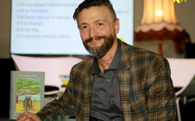 Ralf König mit seinem Buch „Stehaufmännchen“ im Gespräch auf der Frankfurter Buchmesse. Foto: Kati Zubek | detektor.fm