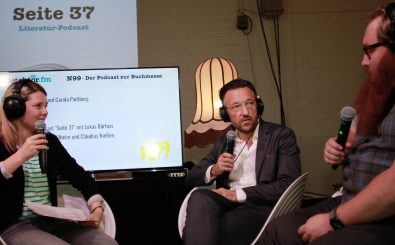 Lukas Bärfuss diskutiert auf der Frankfurter Buchmesse mit den detektor.fm-Moderatoren Franziska Wilhelm und Claudius Nießen. Foto: Kati Zubeck | detektor.fm