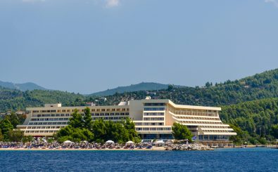 Die große Gropius-Hotelanlage in Porto Carras auf der griechischen Halbinsel Sithonia. Foto: Katsiuba Volha / shutterstock.com