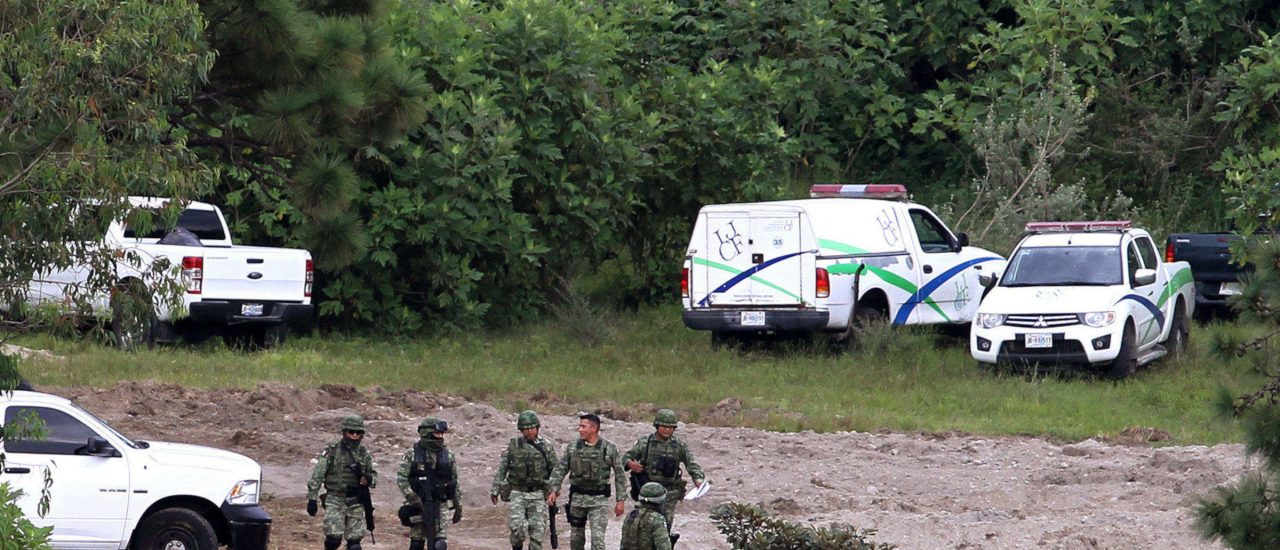 Mexikanische Polizei am Rand eines Massengrabs im September. Es wurden ungefähr 140 Leichensäcke gefunden. Foto: Ruiz Ulises | AFP