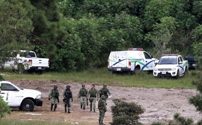 Mexikanische Polizei am Rand eines Massengrabs im September. Es wurden ungefähr 140 Leichensäcke gefunden. Foto: Ruiz Ulises | AFP