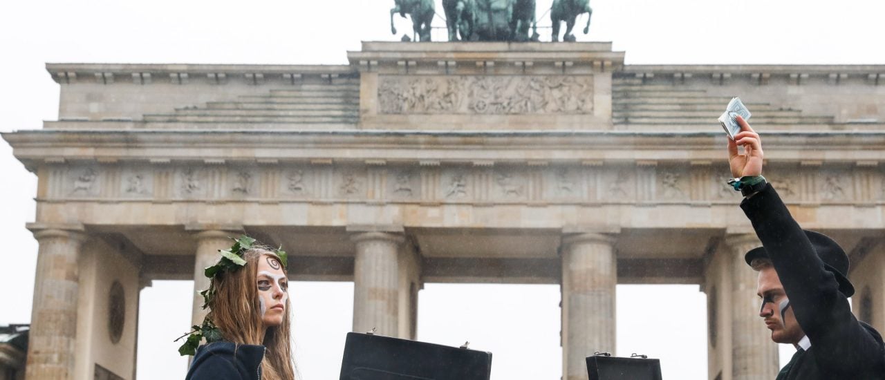 Aktivistinnen vor dem Brandenburger Tor in Berlin. Foto: AFP | Michele Tantussi