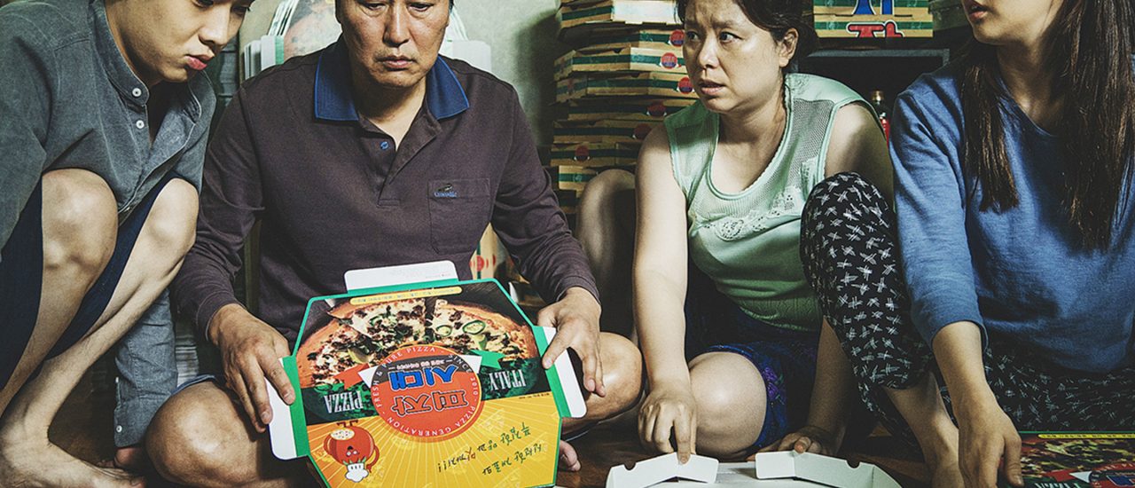 Die Familie Kim faltet zum Lebensunterhalt Pizza-Kartons. Parasite | ©Koch Films